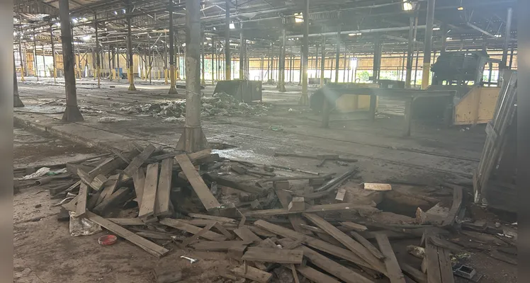 Parte dos entulhos foi removida do interior dos barracões.