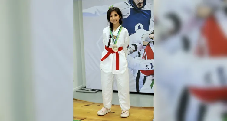 Maria Beatriz "trancinha" posando com sua medalha. Ela conquistou a vaga para a Seleção Brasileira de Taekwondo |