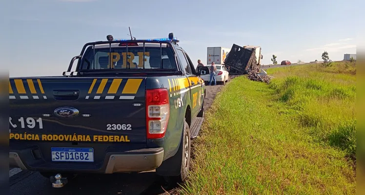 Caminhão que transportava carne pega fogo na BR-153 em Ventania