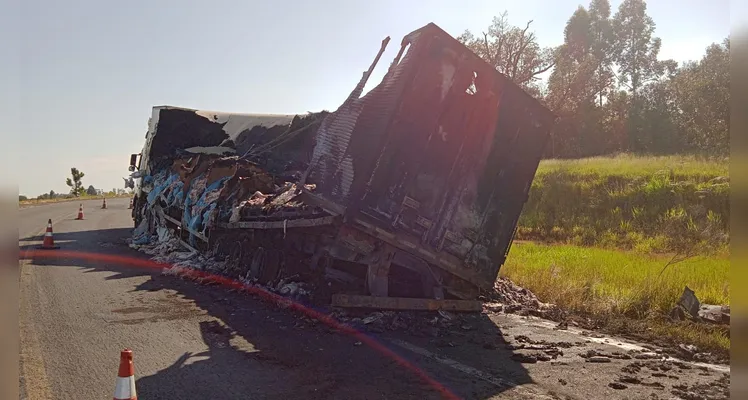 Caminhão que transportava carne pega fogo na BR-153 em Ventania