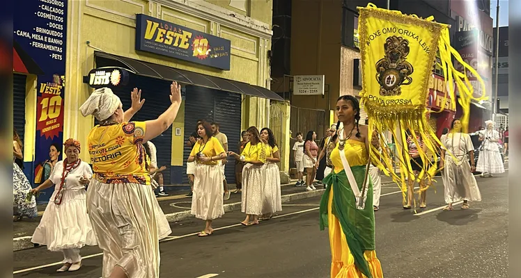 Na sequência iniciou o desfile das escolas de samba de Ponta Grossa.