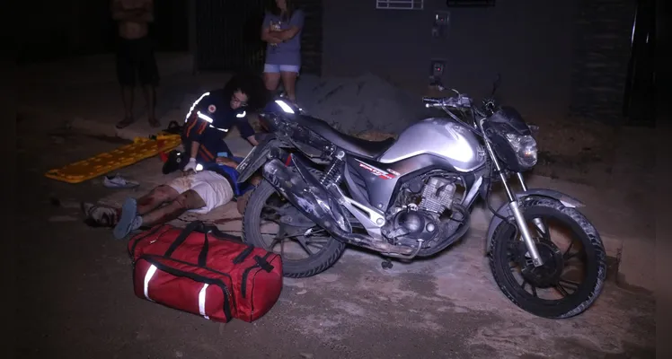 Motociclista atinge meio-fio, sofre fratura e fica em estado grave em PG