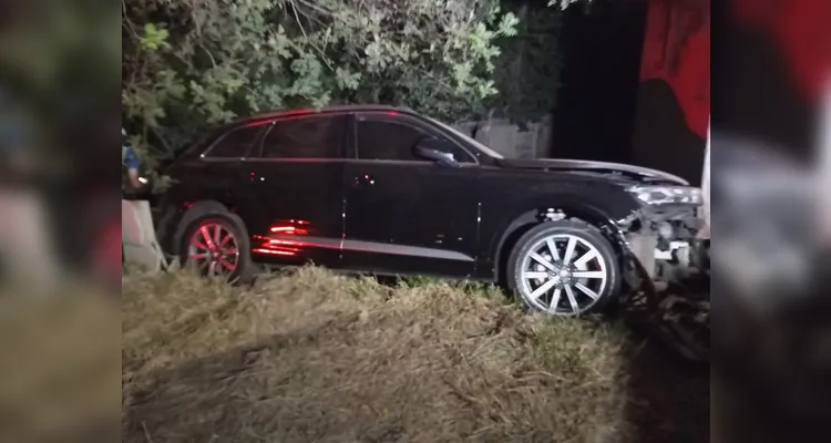 Motorista colide contra carro estacionado e atinge muro de casa em Olarias