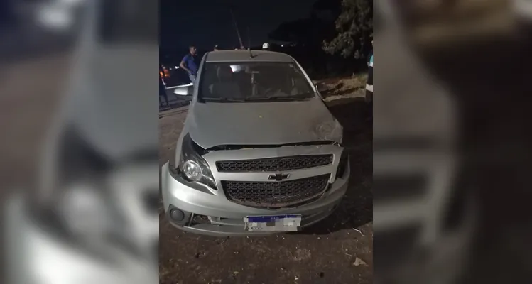 Motorista colide contra carro estacionado e atinge muro de casa em Olarias