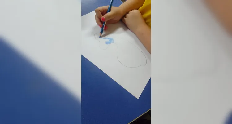 Após a leitura de uma obra sobre o assunto, cada criança trabalhou com desenhos e massinha de modelar.