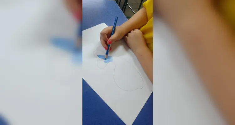 Após a leitura de uma obra sobre o assunto, cada criança trabalhou com desenhos e massinha de modelar.