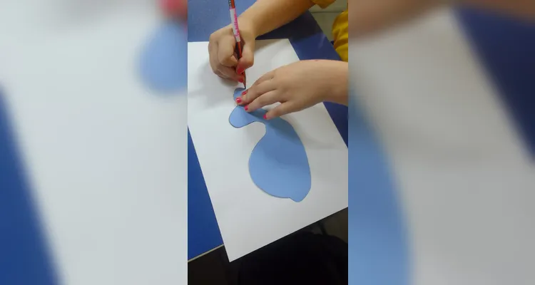 Após a leitura de uma obra sobre o assunto, cada criança trabalhou com desenhos e massinha de modelar.