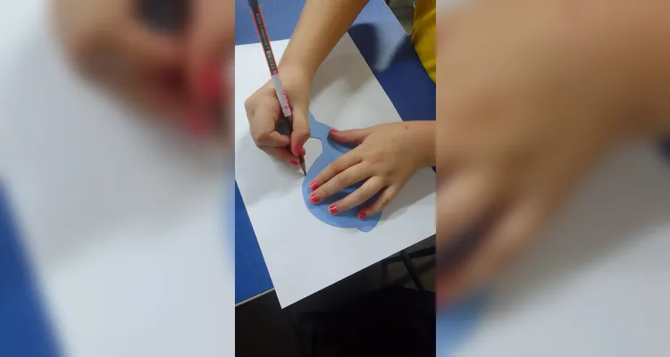 Após a leitura de uma obra sobre o assunto, cada criança trabalhou com desenhos e massinha de modelar.