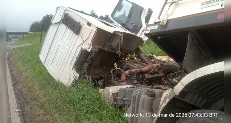 Caminhões tombam próximo ao viaduto do Santa Terezinha e provocam fila; veja vídeo