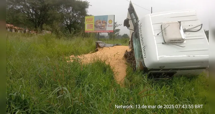 Caminhões tombam próximo ao viaduto do Santa Terezinha e provocam fila; veja vídeo