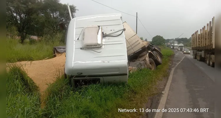 Caminhões tombam próximo ao viaduto do Santa Terezinha e provocam fila; veja vídeo