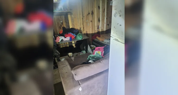 Pai deixa filhas de 4 e 9 anos sozinhas e é preso por abandono de incapaz em PG