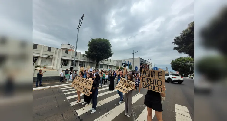 População protesta devido aos problemas de abastecimento em Ponta Grossa.