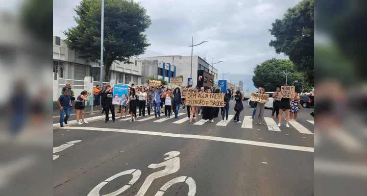 População protesta devido aos problemas de abastecimento em Ponta Grossa.