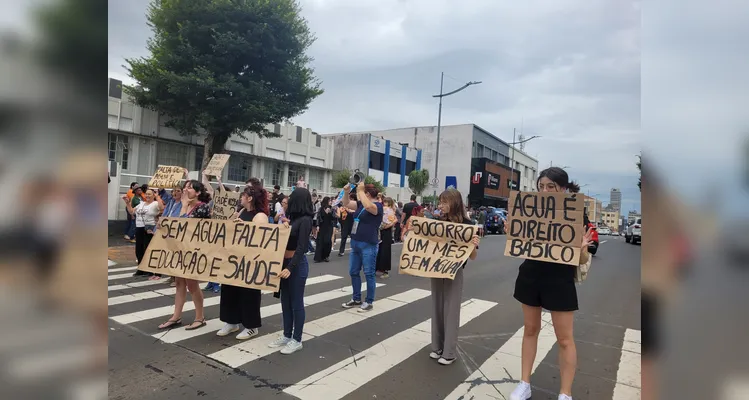 População protesta devido aos problemas de abastecimento em Ponta Grossa.