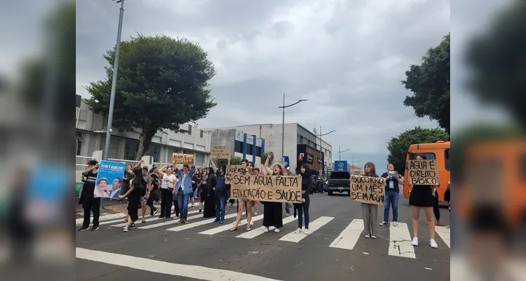 População protesta devido aos problemas de abastecimento em Ponta Grossa.