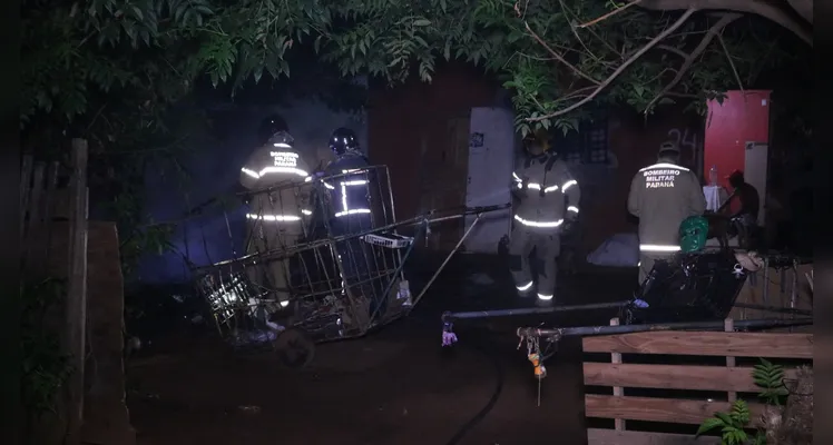 As chamas foram controladas pelo Corpo de Bombeiros.