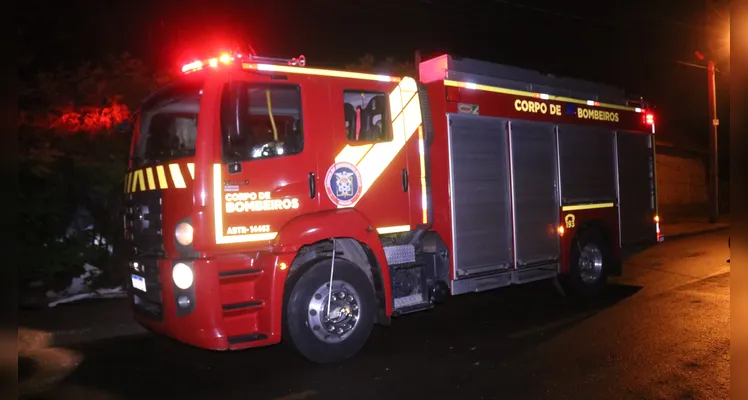 As chamas foram controladas pelo Corpo de Bombeiros.