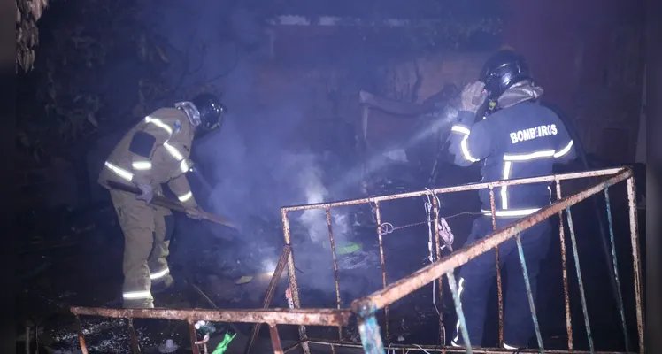 As chamas foram controladas pelo Corpo de Bombeiros.