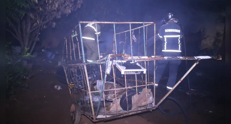 As chamas foram controladas pelo Corpo de Bombeiros.