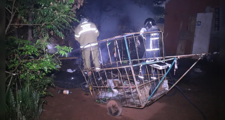 As chamas foram controladas pelo Corpo de Bombeiros.