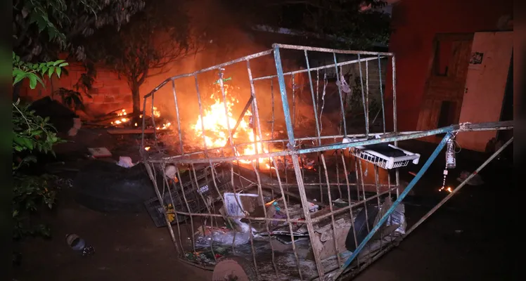 As chamas foram controladas pelo Corpo de Bombeiros.