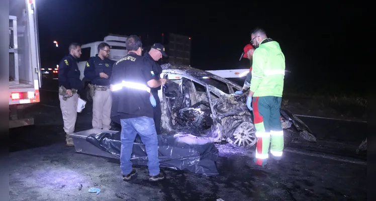 Incêndio ocorreu após caminhão colidir contra veículos em congestionamento, diz PRF