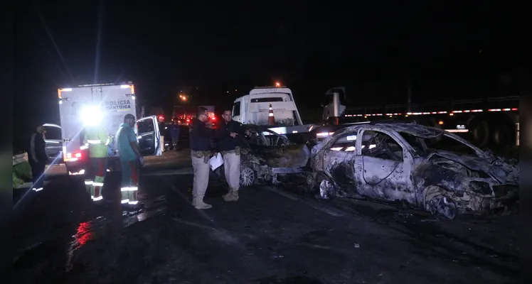 Incêndio ocorreu após caminhão colidir contra veículos em congestionamento, diz PRF