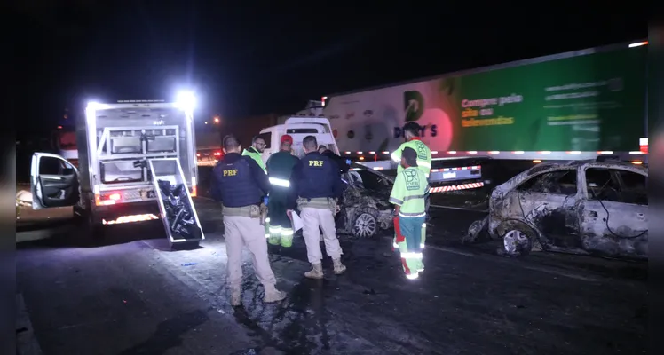 Incêndio ocorreu após caminhão colidir contra veículos em congestionamento, diz PRF