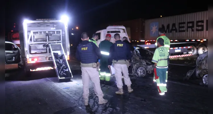 Incêndio ocorreu após caminhão colidir contra veículos em congestionamento, diz PRF