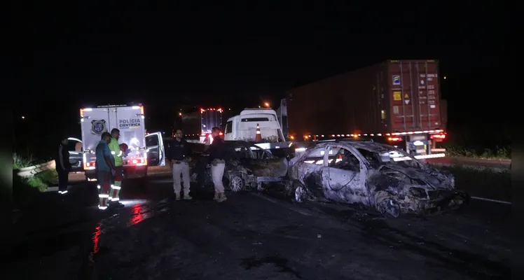 Incêndio ocorreu após caminhão colidir contra veículos em congestionamento, diz PRF