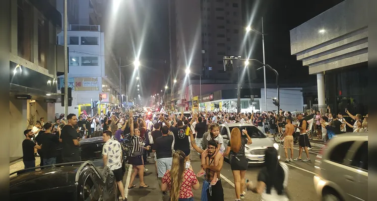 É campeão! Torcedores do Corinthians comemoram título do 'Paulista' em PG