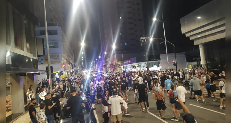 É campeão! Torcedores do Corinthians comemoram título do 'Paulista' em PG