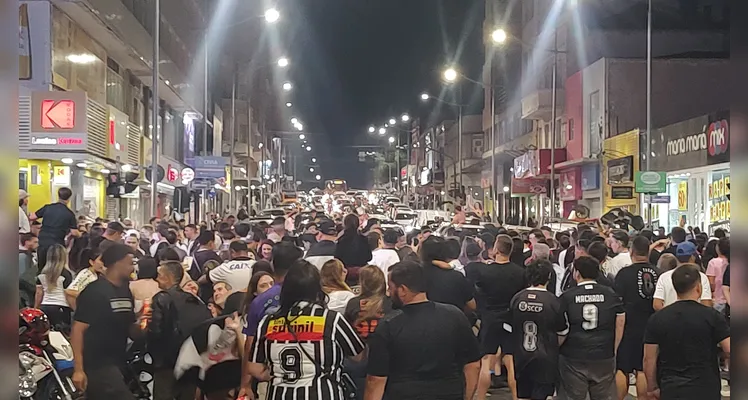 É campeão! Torcedores do Corinthians comemoram título do 'Paulista' em PG