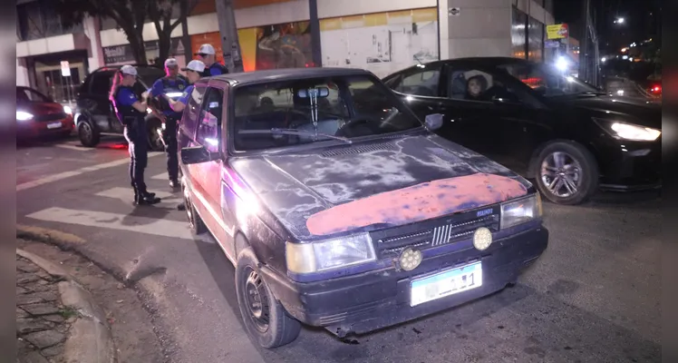 Fiat Uno foi abordado na rua Conselheiros Barradas esquina com Ana Rita