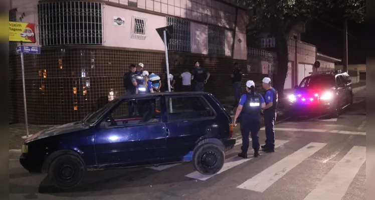 Fiat Uno foi abordado na rua Conselheiros Barradas esquina com Ana Rita