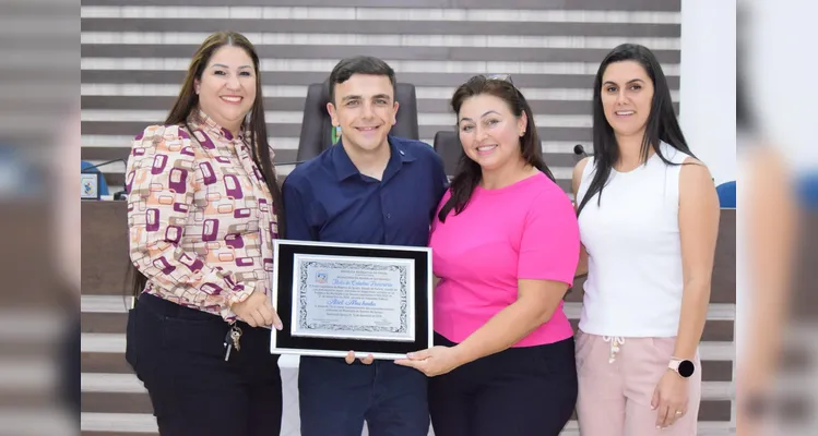 A homenagem ao deputado foi proposta pela vereadora Raquel de Oliveira e teve aprovação unânime entre os demais membros do Legislativo