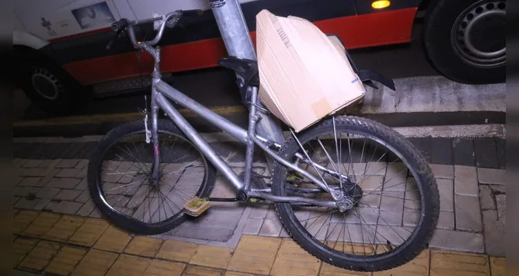 A bicicleta apresentou avarias; ciclista se recusou a ser levado para o hospital