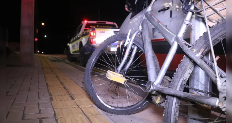 A bicicleta apresentou avarias; ciclista se recusou a ser levado para o hospital