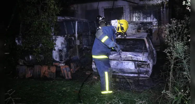 Bombeiros foram acionados para combater o fogo que atingiu uma Kombi e um Voyage