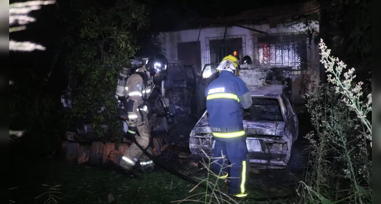 Bombeiros foram acionados para combater o fogo que atingiu uma Kombi e um Voyage