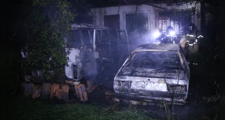 Bombeiros foram acionados para combater o fogo que atingiu uma Kombi e um Voyage