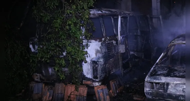 Bombeiros foram acionados para combater o fogo que atingiu uma Kombi e um Voyage