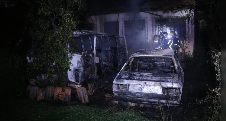 Bombeiros foram acionados para combater o fogo que atingiu uma Kombi e um Voyage