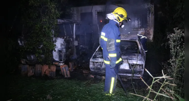 Bombeiros foram acionados para combater o fogo que atingiu uma Kombi e um Voyage