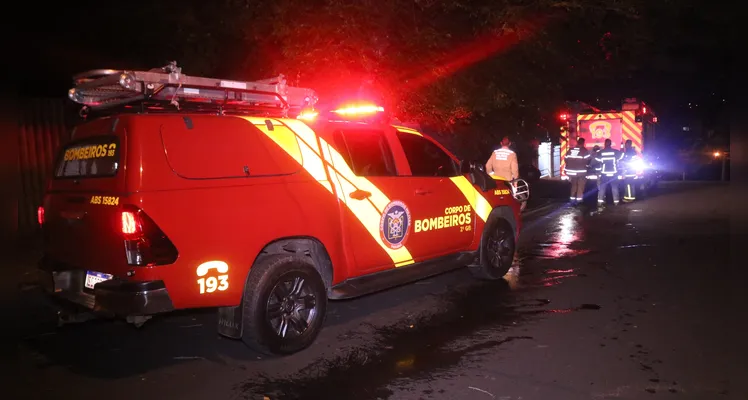 Bombeiros foram acionados para combater o fogo que atingiu uma Kombi e um Voyage