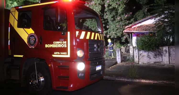 Bombeiros foram acionados para combater o fogo que atingiu uma Kombi e um Voyage