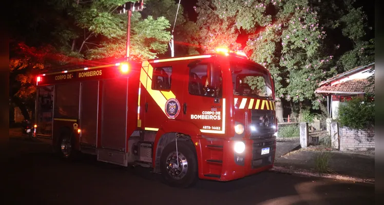 Bombeiros foram acionados para combater o fogo que atingiu uma Kombi e um Voyage