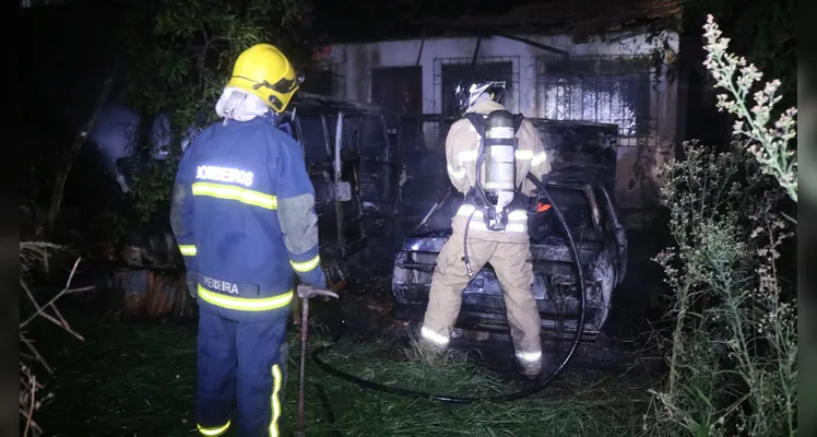 Bombeiros foram acionados para combater o fogo que atingiu uma Kombi e um Voyage