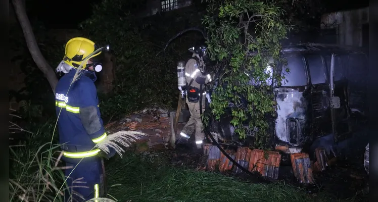 Bombeiros foram acionados para combater o fogo que atingiu uma Kombi e um Voyage